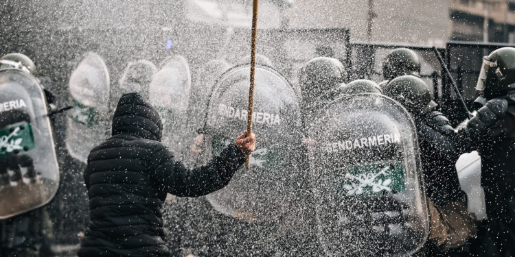 AME3687. BUENOS AIRES (ARGENTINA), 12/06/2024.- Un hombre es visto durante enfrentamientos entre la policía y personas que protestan a las afueras del senado durante un debate este miércoles, en Buenos Aires (Argentina). Manifestantes y policías protagonizan un choque este miércoles a las puertas del Senado de Argentina mientras la cámara legislativa debate la ley de Bases, el proyecto estrella del Gobierno, con el que el presidente Javier Milei pretende implementar un paquete de reformas económicas de gran calado. EFE/ Juan Ignacio Roncoroni