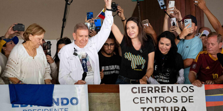 -FOTODELDÍA- AME1825. CARACAS (VENEZUELA), 14/07/2024.- El candidato a la presidencia de Venezuela, Edmundo González (c), saluda junto a la líder opositora María Corina Machado (2-d) durante un acto de campaña este domingo, en la Universidad Central de Venezuela (UCV) en Caracas (Venezuela). González Urrutia prometió ante decenas de universitarios que se reunieron en Caracas, que promoverá una "educación de calidad", en caso de ganar las elecciones del próximo 28 de julio. EFE/ Ronald Peña R.