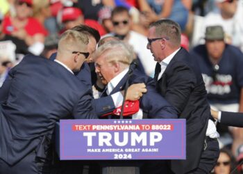 Butler (United States), 13/07/2024.- Former US President Donald Trump is rushed off stage by secret service after an incident during a campaign rally at the Butler Farm Show Inc. in Butler, Pennsylvania, USA, 13 July 2024. According to a statement by a secret service spokesperson 'the former President is safe' and further information on the incident will be released when available. EFE/EPA/DAVID MAXWELL