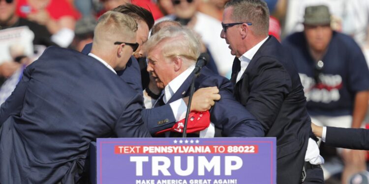 Butler (United States), 13/07/2024.- Former US President Donald Trump is rushed off stage by secret service after an incident during a campaign rally at the Butler Farm Show Inc. in Butler, Pennsylvania, USA, 13 July 2024. According to a statement by a secret service spokesperson 'the former President is safe' and further information on the incident will be released when available. EFE/EPA/DAVID MAXWELL