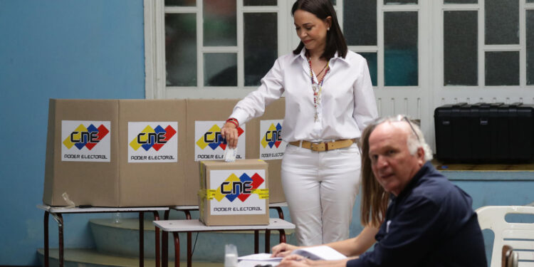 AME5765. CARACAS (VENEZUELA), 28/07/2024.- La líder de la oposición Venezolana, María Corina Machado, vota este domingo, en un centro de votación en Caracas (Venezuela). EFE/ Ronald Peña R.