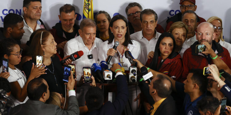 AME6105. CARACAS (VENEZUELA), 29/07/2024.- El candidato a la presidencia de Venezuela, Edmudo González Urrutia (c-i), y la líder opositora venezolana, María Corina Machado (c-d), dan declaraciones tras conocer los resultados de las elecciones presidenciales este lunes, en Caracas (Venezuela). Machado dijo que el "nuevo presidente electo" de Venezuela es el exembajador Edmundo González Urrutia, pese a que el Consejo Nacional Electoral (CNE) anunció previamente la victoria del candidato oficialista, Nicolás Maduro, en los comicios celebrados este 28 de julio. EFE/ Henry Chirinos