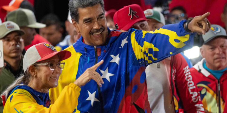 AME6110. CARACAS (VENEZUELA), 29/07/2024.- El presidente de Venezuela, Nicolás Maduro (d), celebra con Cilia Flores tras conocer los resultados de las elecciones presidenciales este lunes, en Caracas (Venezuela). Maduro, en el poder desde 2013, pidió este domingo "respeto a la voluntad popular" tras ser proclamado como mandatario reelecto, luego de unos comicios en los que compitió contra nueve contendientes, entre ellos el abanderado de la oposición mayoritaria, Edmundo González Urrutia. EFE/ Ronald Peña R.