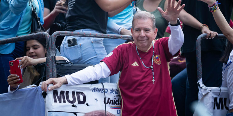 AME9417. CARACAS (VENEZUELA), 04/07/2024.- El candidato opositor Edmundo González participa en un acto de campaña este jueves, en Caracas (Venezuela). Comienza oficialmente la campaña electoral para las presidenciales del 28 de julio, en las que se medirán diez candidatos, entre ellos el actual presidente, Nicolás Maduro, y el abanderado de la mayor coalición opositora -la Plataforma Unitaria Democrática (PUD)-, Edmundo González Urrutia, quienes ya llevan semanas de precampaña con actos proselitistas por diversos estados del país. EFE/ Ronald Peña R.