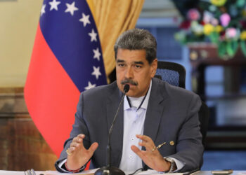 AME6662. CARACAS (VENEZUELA), 30/07/2024.- Fotografía cedida por el Palacio de Miraflores donde se observa al presidente de Venezuela, Nicolás Maduro, durante un Consejo de Defensa de la Nación, en Caracas (Venezuela). Maduro responsabilizó al candidato presidencial de la oposición mayoritaria, Edmundo González Urrutia, por las muertes -estimadas en 11 por las ONG- registradas en las protestas de las últimas horas en contra del resultado electoral del domingo, que ratificó al líder chavista en su cargo. EFE/ Palacio de Miraflores /SOLO USO EDITORIAL/ SOLO DISPONIBLE PARA ILUSTRAR LA NOTICIA QUE ACOMPAÑA (CRÉDITO OBLIGATORIO)