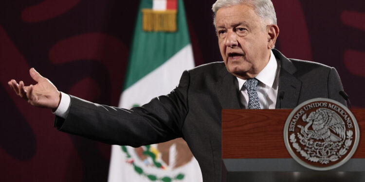 MEX4729. CIUDAD DE MÉXICO (MÉXICO), 31/07/2024.- El presidente de México, Andrés Manuel López Obrador, participa en su conferencia de prensa matutina este miércoles, en el Palacio Nacional de Ciudad de México (México). López Obrador aseguró que "no hay pruebas" sobre el supuesto fraude electoral en Venezuela, en el que ganó su tercer mandato Nicolás Maduro, y cuestionó a la Organización de Estados Americanos (OEA) por su "intervencionismo". EFE/José Méndez