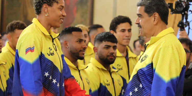 CARACAS (VENEZUELA), 02/07/2024.- Fotografía cedida por Palacio Miraflores donde se observa al presidente de Venezuela, Nicolás Maduro, saludando a la atleta venezolana, Yulimar Rojas, durante un acto con motivo del Abanderamiento de la Delegación Venezolana de Atletas que representará al País en los Juegos Olímpicos de París 2024 este martes en Caracas (Venezuela). EFE/ PALACIO MIRAFLORES/SOLO USO EDITORIAL/NO VENTAS