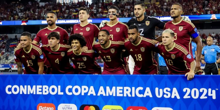 Arlington (United States), 05/07/2024.- The Venezuela starting eleven before the CONMEBOL Copa America 2024 Quarter-finals match between Venezuela and Canada, in Arlington, Texas, USA, 05 July 2024. EFE/EPA/KEVIN JAIRAJ