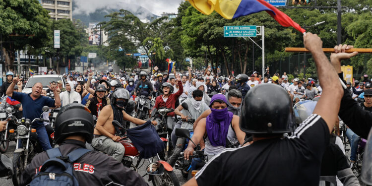 AME6288. CARACAS (VENEZUELA), 29/07/2024.- Opositores al gobierno de Nicolás Maduro recorren las calles en motocicletas este lunes, en Caracas (Venezuela). Cientos de motoristas protestan este lunes en Caracas luego de que el Consejo Nacional Electoral (CNE) proclamara a Nicolás Maduro como presidente reelecto de Venezuela, tras los comicios celebrados este 28 de julio. EFE/ Henry Chirinos