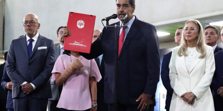 AME6810. CARACAS (VENEZUELA), 31/07/2024.- El presidente de Venezuela, Nicolás Maduro (c), acompañado de la primera dama Cilia Flores (d) y el presidente de la Asamblea Nacional de Venezuela Jorge Rodriguez (i), habla a la salida del Tribunal Supremo de Justicia (TSJ) este miércoles, en Caracas (Venezuela). Maduro introdujo un recurso de amparo ante la Sala Electoral del Tribunal Supremo de Justicia (TSJ) en el que pide aclarar "todo lo que haya que aclarar" sobre los comicios del domingo, cuyo resultado oficial ratificó su victoria pese a denuncias de fraude por parte de la oposición. EFE/ Ronald Peña R.