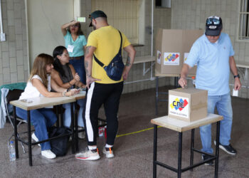 AME5563. CARACAS (VENEZUELA), 28/07/2024.- Un hombre vota este domingo, en un centro de votación en Caracas (Venezuela). Venezuela elegirá presidente en una jornada para la que están llamadas a las urnas más de 21 millones de personas. El Consejo Nacional Electoral (CNE) de Venezuela informó este domingo que, sobre las 08.00 hora local (12.00 GMT), el 95 % de los 15.797 centros de votación ya estaban abiertos -dos horas más tarde la hora oficial fijada para la apertura- y computando los votos de personas que acudieron desde muy temprano a las urnas. EFE/ Ronald Peña R.