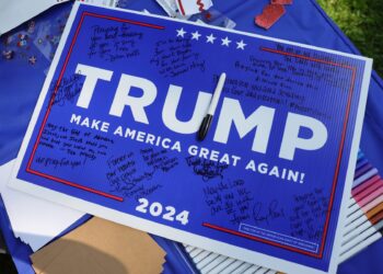 Milwaukee (United States), 14/07/2024.- People sign get well messages for Republican presidential candidate former US President Donald Trump ahead of the Republican National Convention at Zeidler Park in Milwaukee, Wisconsin USA, 14 July 2024. The 2024 Republican National Convention is being held 15 to 18 July 2024 in which delegates of the United States Republican Party will select the party's nominees for president and vice president in the 2024 United States presidential election. (Estados Unidos) EFE/EPA/ALLISON DINNER