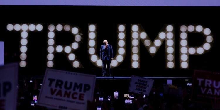 Milwaukee (United States), 19/07/2024.- Republican presidential nominee Donald Trump accepts his party's nomination on the fourth day of the Republican National Convention (RNC) at Fiserv Forum in Milwaukee, Wisconsin, USA, 18 July 2024. The convention comes days after a 20-year-old Pennsylvania man attempted to assassinate former president and current Republican presidential nominee Donald Trump. The 2024 Republican National Convention is being held 15 to 18 July 2024 in which delegates of the United States' Republican Party select the party's nominees for president and vice president in the 2024 United States presidential election. (Estados Unidos) EFE/EPA/JUSTIN LANE