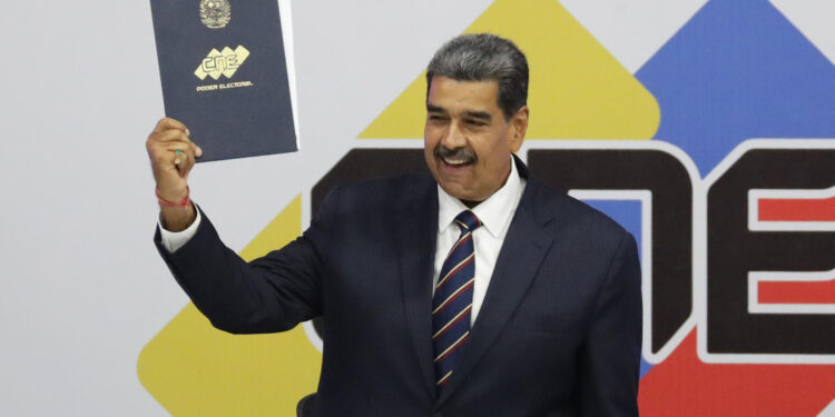 AME6203. CARACAS (VENEZUELA), 29/07/2024.- El presidente de Venezuela, Nicolás Maduro, sostiene el acta que lo proclama presidente reelecto por el Consejo Nacional Electoral (CNE) este lunes, en Caracas (Venezuela). Maduro denunció que está en marcha un intento de golpe de Estado "de carácter fascista", en vista de los cuestionamientos a su reelección -anunciada el domingo por el ente electoral-, que fue rechazada por la oposición mayoritaria y buena parte de la comunidad internacional. EFE/ Ronald Peña R.