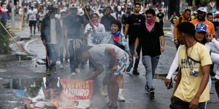 AME6288. CARACAS (VENEZUELA), 29/07/2024.- Personas recorren las calles durante una protesta por los resultados de las elecciones este lunes, en Caracas (Venezuela). Protestas en Caracas luego de que el Consejo Nacional Electoral (CNE) proclamara a Nicolás Maduro como presidente reelecto de Venezuela, tras los comicios celebrados este 28 de julio. EFE/ Henry Chirinos