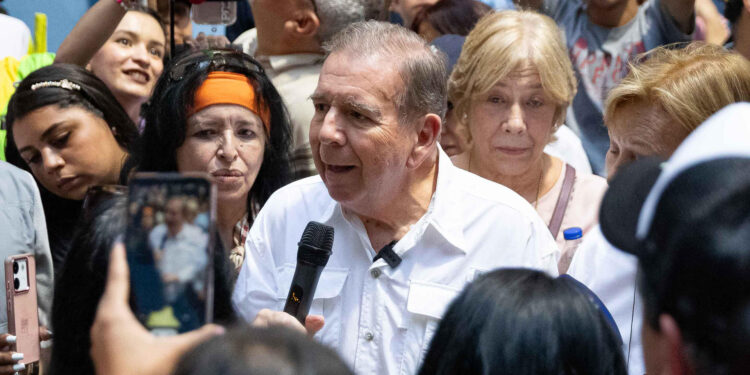 AME9105. CARACAS (VENEZUELA), 03/07/2024.- El candidato opositor Edmundo González saluda a simpatizantes durante un acto este miércoles en Caracas (Venezuela). El candidato de la mayor coalición opositora de Venezuela para las presidenciales del próximo 28 de julio, Edmundo González Urrutia, pidió este miércoles, durante un pequeño acto en el este de Caracas, el voto a los ciudadanos para hacer "las transformaciones que requiere" el país caribeño, y así vivir "con seguridad y en paz". EFE/ Ronald Peña R