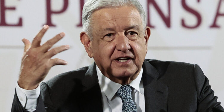 MEX4729. CIUDAD DE MÉXICO (MÉXICO), 31/07/2024.- El presidente de México, Andrés Manuel López Obrador, participa en su conferencia de prensa matutina este miércoles, en el Palacio Nacional de Ciudad de México (México). López Obrador aseguró que "no hay pruebas" sobre el supuesto fraude electoral en Venezuela, en el que ganó su tercer mandato Nicolás Maduro, y cuestionó a la Organización de Estados Americanos (OEA) por su "intervencionismo". EFE/José Méndez