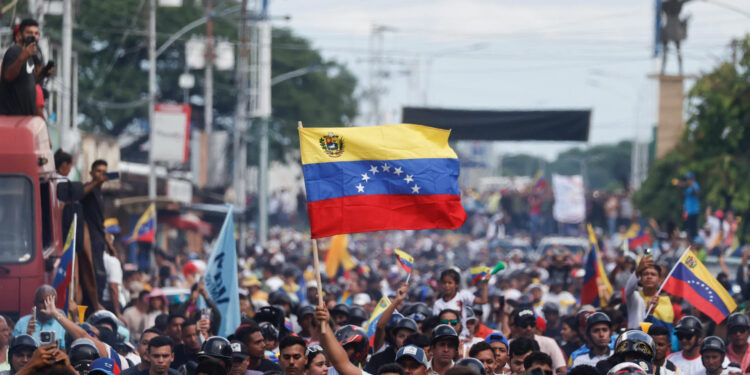 AMDEP3806. GUANANE (VENEZUELA), 17/07/2024.- Simpatizantes de la líder opositora venezolana María Corina Machado, participan este miércoles de un recorrido de campaña presidencial en Guanare, estado Portuguesa (Venezuela). Machado afirmó este miércoles que hay un movimiento social de todas las edades y en todos las regiones del país por la "liberación", pero también por la redención, porque -dijo- los venezolanos deben sanar las heridas y reencontrarse. EFE/ Miguel Gutiérrez