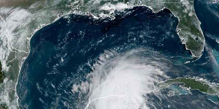 USA6200. MIAMI (FL, EEUU), 05/07/2024.- Fotografía satelital cedida este viernes por La Oficina Nacional de Administración Oceánica y Atmosférica (NOAA) a través del Centro Nacional de Huracanes (NHC) estadounidense donde se muestra la localización del huracán Beryl sobre Yucatán (México). El núcleo de Beryl, un huracán que alcanzó la máxima categoría de 5 en el Caribe, tocó tierra la madrugada del viernes en Tulum (México) y se dirige hacia Texas (EE.UU.), según el Centro Nacional de Huracanes (NHC, en inglés) de Estados Unidos. EFE/NOAA-NHC /SOLO USO EDITORIAL /NO VENTAS /SOLO DISPONIBLE PARA ILUSTRAR LA NOTICIA QUE ACOMPAÑA /CRÉDITO OBLIGATORIO