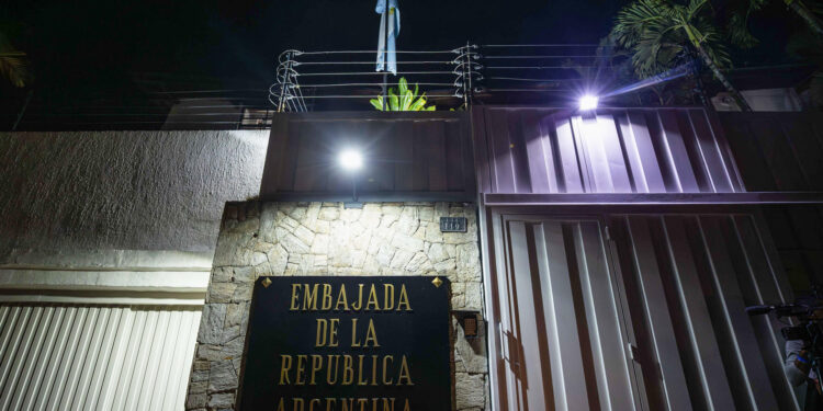 AME6327. CARACAS (VENEZUELA), 29/07/2024.- Fotografía de la embajada de Argentina este lunes, en Caracas (Venezuela). Uno de los seis opositores que se encuentran refugiados en la residencia oficial de la Embajada de Argentina en Caracas desde el 26 de marzo denunció este lunes que un grupo de policías "pretenden tomar" el edificio diplomático. EFE/ Henry Chirinos