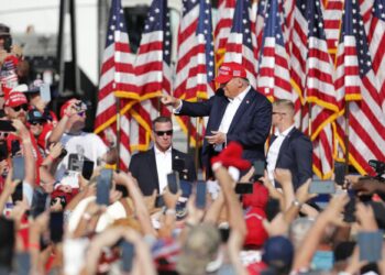 Butler (United States), 13/07/2024.- Former US President Donald Trump arrives at a campaign rally at the Butler Farm Show Inc. in Butler, Pennsylvania, USA, 13 July 2024. During the campaign rally Trump was rushed off stage by secret service after a shooting. Former US President Donald Trump stated on social media that a bullet pierced the upper part of his right ear and that a person attending the rally was killed, another was injured and that the alleged shooter was dead. EFE/EPA/DAVID MAXWELL
