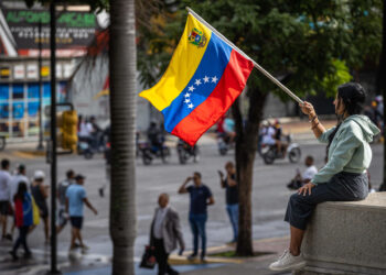 AME6288. CARACAS (VENEZUELA), 29/07/2024.- Una mujer sostiene una bandera de Venezuela durante una protesta por los resultados de las elecciones este lunes, en Caracas (Venezuela). Protestas en Caracas luego de que el Consejo Nacional Electoral (CNE) proclamara a Nicolás Maduro como presidente reelecto de Venezuela, tras los comicios celebrados este 28 de julio. EFE/ Henry Chirinos