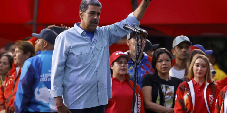 AME4770. CARACAS (VENEZUELA), 25/07/2024.- El presidente de Venezuela y aspirante a la reelección, Nicolás Maduro, saluda a los asistentes al cierre de su campaña este jueves, en Caracas (Venezuela). Venezuela celebra este 28 de julio unas elecciones presidenciales consideradas especialmente "decisivas". El chavismo, con Nicolás Maduro al frente, se juega su continuidad en el poder, al que aspiran llegar nueve candidatos opositores. EFE/ Henry Chirinos