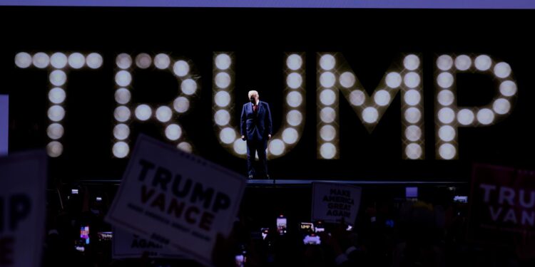 Milwaukee (United States), 19/07/2024.- Republican presidential nominee Donald Trump accepts his party's nomination on the fourth day of the Republican National Convention (RNC) at Fiserv Forum in Milwaukee, Wisconsin, USA, 18 July 2024. The convention comes days after a 20-year-old Pennsylvania man attempted to assassinate former president and current Republican presidential nominee Donald Trump. The 2024 Republican National Convention is being held 15 to 18 July 2024 in which delegates of the United States' Republican Party select the party's nominees for president and vice president in the 2024 United States presidential election. (Estados Unidos) EFE/EPA/JUSTIN LANE