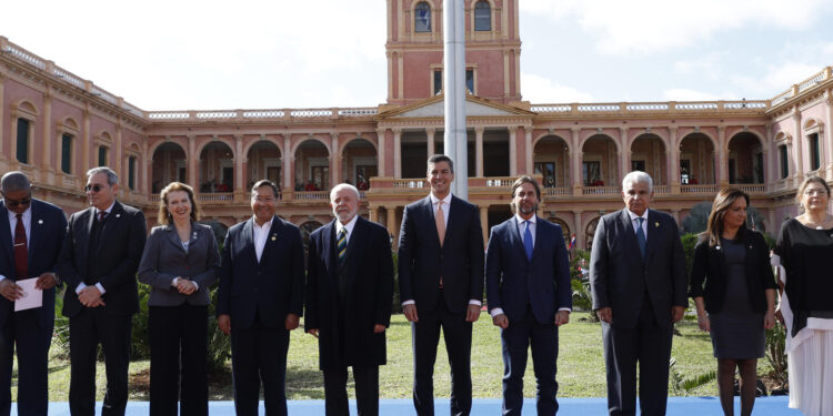 AME339. ASUNCIÓN (PARAGUAY), 08/07/2024.- Fotografía que muestra a los asistentes a la reunión semestral del Mercado Común del Sur (Mercosur) posando este lunes, en Asunción (Paraguay). Los presidentes del Mercado Común del Sur (Mercosur), el mecanismo que reúne a Brasil, Argentina, Uruguay, Paraguay y Bolivia, comenzaron este lunes en Asunción su reunión semestral, con el debut del país andino como miembro del bloque y la participación de Panamá en calidad de invitado especial. EFE/Antonio Lacerda