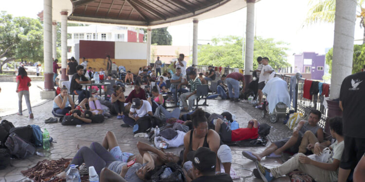 MEX4152. TAPACHULA (MÉXICO), 22/07/2024.- Migrantes permanecen en una plaza pública este lunes, en la ciudad de Tapachula, en el estado de Chiapas (México). Activistas mexicanos y migrantes que viajan en la caravana más numerosa de los últimos meses señalaron que la renuncia a la carrera presidencial de Estados Unidos de Joe Biden, les causa incertidumbre y preocupación pues no saben las medidas migratorias que proponga el reemplazo del presidente estadounidense. EFE/ Juan Manuel Blanco