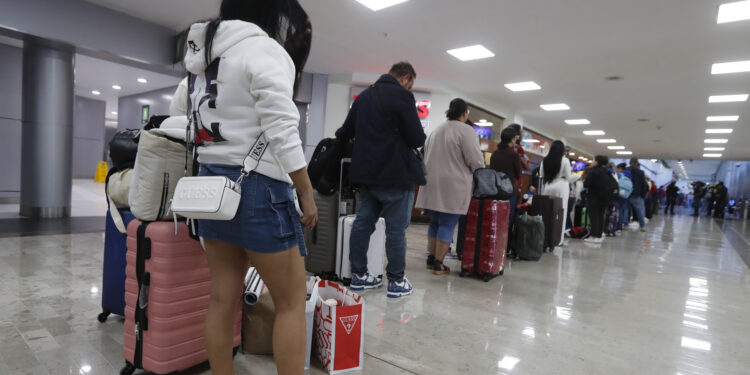 MEX3951.CIUDAD DE MÉXICO (MÉXICO), 19/07/2024.- Viajeros hacen fila este viernes en el Aeropuerto Internacional de la Ciudad de México (México). Tras el fallo de los sistemas de Microsoft a nivel global, cientos vuelos en México fueron demorados e incluso cancelados este viernes, con mayores incidencias en vuelos internacionales, mientras algunos bancos reportaron incidencias de operaciones en sucursales. EFE/ Mario Guzmán