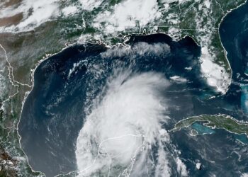 USA6215. MIAMI (FL, EEUU), 05/07/2024.- Fotografía satelital cedida este viernes por La Oficina Nacional de Administración Oceánica y Atmosférica (NOAA) a través del Centro Nacional de Huracanes (NHC) estadounidense donde se muestra la localización del huracán Beryl sobre Yucatán (México). El huracán Beryl, que tocó tierra la madrugada de este viernes como huracán categoría 2 al norte del municipio de Tulum, Quintana Roo, en el Caribe mexicano, se degradó a tormenta tropical y amenaza a Texas (EE.UU.), informó el Centro Nacional de Huracanes (NHC) estadounidense. EFE/NOAA-NHC /SOLO USO EDITORIAL /NO VENTAS /SOLO DISPONIBLE PARA ILUSTRAR LA NOTICIA QUE ACOMPAÑA /CRÉDITO OBLIGATORIO