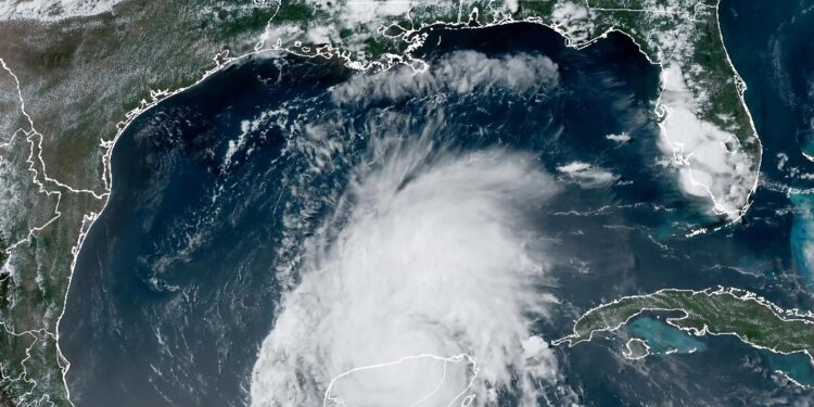 USA6215. MIAMI (FL, EEUU), 05/07/2024.- Fotografía satelital cedida este viernes por La Oficina Nacional de Administración Oceánica y Atmosférica (NOAA) a través del Centro Nacional de Huracanes (NHC) estadounidense donde se muestra la localización del huracán Beryl sobre Yucatán (México). El huracán Beryl, que tocó tierra la madrugada de este viernes como huracán categoría 2 al norte del municipio de Tulum, Quintana Roo, en el Caribe mexicano, se degradó a tormenta tropical y amenaza a Texas (EE.UU.), informó el Centro Nacional de Huracanes (NHC) estadounidense. EFE/NOAA-NHC /SOLO USO EDITORIAL /NO VENTAS /SOLO DISPONIBLE PARA ILUSTRAR LA NOTICIA QUE ACOMPAÑA /CRÉDITO OBLIGATORIO