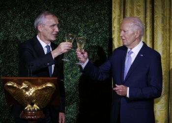 Washington Dc (United States), 11/07/2024.- Jens Stoltenberg (L), NATO Secretary General, toasts with US President Joe Biden (R) during a dinner with NATO allies and partners in the East Room of the White House in Washington, DC, USA, 10 July 2024. NATO leaders, who are meeting for a three-day NATO summit in Washington, will send five long-range air-defense systems for Ukraine, after President Volodymyr Zelenskiy asked for more help in the wake of stepped-up Russian strikes on his country. (Rusia, Ucrania) EFE/EPA/Ting Shen / POOL