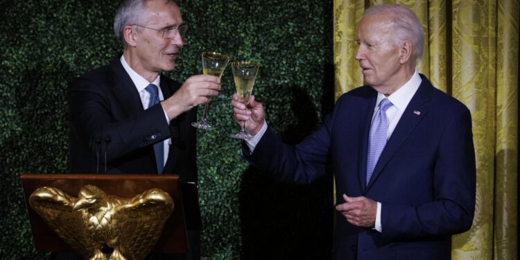 Washington Dc (United States), 11/07/2024.- Jens Stoltenberg (L), NATO Secretary General, toasts with US President Joe Biden (R) during a dinner with NATO allies and partners in the East Room of the White House in Washington, DC, USA, 10 July 2024. NATO leaders, who are meeting for a three-day NATO summit in Washington, will send five long-range air-defense systems for Ukraine, after President Volodymyr Zelenskiy asked for more help in the wake of stepped-up Russian strikes on his country. (Rusia, Ucrania) EFE/EPA/Ting Shen / POOL