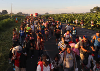 MEX4059. CIUDAD HIDALGO (MÉXICO), 21/07/2024.- Migrantes caminan en caravana por una carretera este domingo en el municipio de Ciudad Hidalgo en Chiapas (México). Una nueva caravana integrada por unos 3.000 migrantes provenientes de países de Centroamérica, Suramérica y África partió este domingo de la localidad mexicana de Ciudad Hidalgo, estado Chiapas, prácticamente en la frontera entre México y Guatemala, para intentar cruzar todo el país y avanzar a Estados Unidos. EFE/ Juan Manuel Blanco