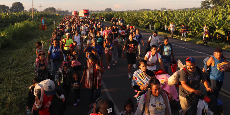 MEX4059. CIUDAD HIDALGO (MÉXICO), 21/07/2024.- Migrantes caminan en caravana por una carretera este domingo en el municipio de Ciudad Hidalgo en Chiapas (México). Una nueva caravana integrada por unos 3.000 migrantes provenientes de países de Centroamérica, Suramérica y África partió este domingo de la localidad mexicana de Ciudad Hidalgo, estado Chiapas, prácticamente en la frontera entre México y Guatemala, para intentar cruzar todo el país y avanzar a Estados Unidos. EFE/ Juan Manuel Blanco