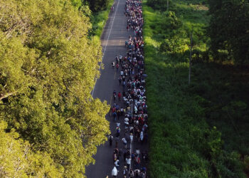 MEX4059. CIUDAD HIDALGO (MÉXICO), 21/07/2024.- Migrantes caminan en caravana por una carretera este domingo en el municipio de Ciudad Hidalgo en Chiapas (México). Una nueva caravana integrada por unos 3.000 migrantes provenientes de países de Centroamérica, Suramérica y África partió este domingo de la localidad mexicana de Ciudad Hidalgo, estado Chiapas, prácticamente en la frontera entre México y Guatemala, para intentar cruzar todo el país y avanzar a Estados Unidos. EFE/ Juan Manuel Blanco