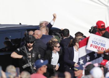 Butler (United States), 13/07/2024.- Former US President Donald Trump pumps his fist as he is rushed from the stage by secret service after an incident during a campaign rally at the Butler Farm Show Inc. in Butler, Pennsylvania, USA, 13 July 2024. Trump was rushed off stage by secret service after an incident during a campaign rally in Pennsylvania. According to the Butler County district attorney a suspected gunman was dead and at least one rally attendee was killed. According to a statement by a secret service spokesperson, the former President is safe and further information on the incident will be released when available. EFE/EPA/DAVID MAXWELL