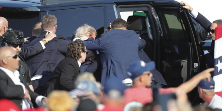 Butler (United States), 13/07/2024.- Former US President Donald Trump is rushed from the stage by secret service after an incident during a campaign rally at the Butler Farm Show Inc. in Butler, Pennsylvania, USA, 13 July 2024. According to a statement by a secret service spokesperson, the former President is safe and further information on the incident will be released when available. EFE/EPA/DAVID MAXWELL