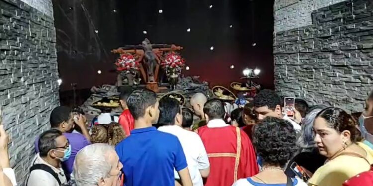 Feligreses participan de una serenata en honor al 386 aniversario de la llegada de la imagen a Nicaragua.