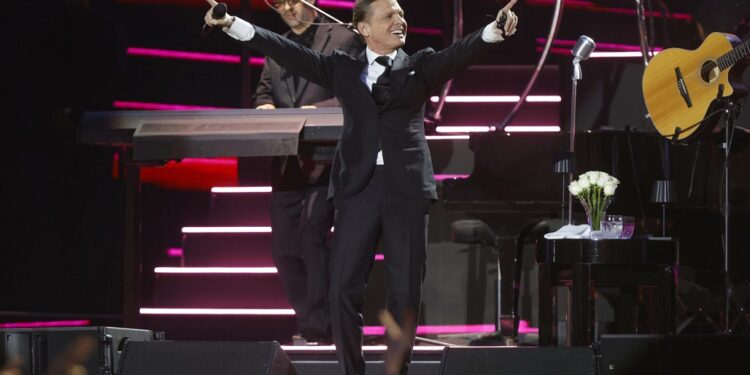 CÓRDOBA, 28/06/2024.- El cantante mexicano Luis Miguel actúa este viernes en la plaza de toros de Córdoba. EFE/ Salas