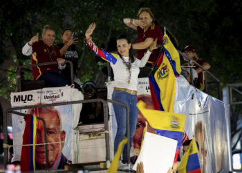 AME9387. CARACAS (VENEZUELA), 04/07/2024.- La líder opositora María Corina Machado (d) saluda durante un acto de campaña del Candidato opositor Edmundo González (i) este jueves, en Caracas (Venezuela). Comienza oficialmente la campaña electoral para las presidenciales del 28 de julio, en las que se medirán diez candidatos, entre ellos el actual presidente, Nicolás Maduro, y el abanderado de la mayor coalición opositora -la Plataforma Unitaria Democrática (PUD)-, Edmundo González Urrutia, quienes ya llevan semanas de precampaña con actos proselitistas por diversos estados del país. EFE/ Ronald Peña R.