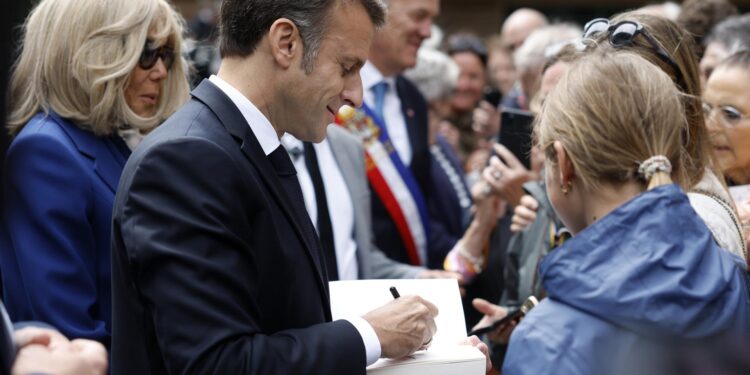 Le Touquet (France), 07/07/2024.- French President Emmanuel Macron (C) and French First Lady Brigitte Macron (L) greet supporters after casting his vote in the second round of French parliamentary elections at a polling station in Le Touquet-Paris-Plage, northern France, France, 07 July 2024. After the first round of legislative elections, where the far right party le Rassemblement National (RN) came ahead, the country votes again on 07 July for the second round with results expected at about 20h00 local time. (Elecciones, Francia) EFE/EPA/MOHAMMED BADRA / POOL