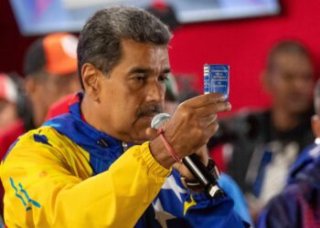 AME6109. CARACAS (VENEZUELA), 29/07/2024.- El presidente de Venezuela, Nicolás Maduro, pronuncia un discurso tras conocer los resultados de las elecciones presidenciales este lunes, en Caracas (Venezuela). Maduro, en el poder desde 2013, pidió este domingo "respeto a la voluntad popular" tras ser proclamado como mandatario reelecto, luego de unos comicios en los que compitió contra nueve contendientes, entre ellos el abanderado de la oposición mayoritaria, Edmundo González Urrutia. EFE/ Ronald Peña R.