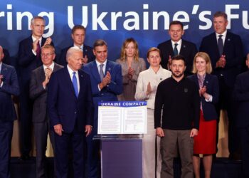 Washington (United States), 11/07/2024.- US President Joe Biden (C-L) and President of Ukraine Volodymyr Zelensky (C-R) during a ceremony for the 'ÄòUkraine Compact'Äô during the North Atlantic Treaty Organization (NATO) Summit in Washington, DC, USA, 11 July 2024. The 75th Anniversary NATO Summit takes place in Washington, DC, from 09 to 11 July 2024. (Zelenski, Ucrania) EFE/EPA/WILL OLIVER