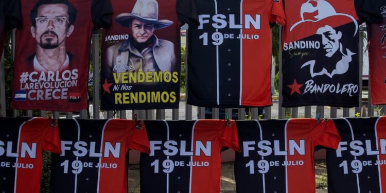 Pancartas sandinistas en Managua con ocasión del aniversario de la revolución.
STR (EFE)