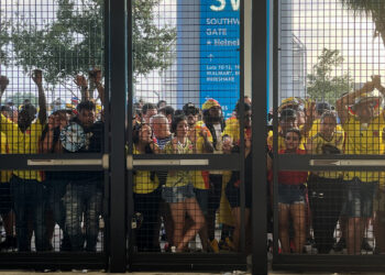 AME1862. MIAMI (ESTADOS UNIDOS), 14/07/2024.- Aficionados esperan a las afueras del estadio Hard Rock este domingo previo a la final de la Copa América en Miami (Estados Unidos). Una avalancha de decenas de aficionados con camisetas de la selección de Colombia y algunos de Argentina en una de las puertas de ingreso al estadio Hard Rock de Miami obligó a las autoridades a horas del comienzo de la final de la Copa América, a cerrar temporalmente el acceso de todo el escenario.EFE/ David Villafranca