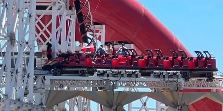 Empleados de Disney rescataron a los pasajeros atrapados en la Incredicoaster con arneses de seguridad. (OC Hawk)