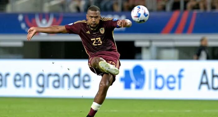 Salomón Rondón marcó un golazo ante Canadá desde la mitad de cancha (JUAN MABROMATA / AFP)